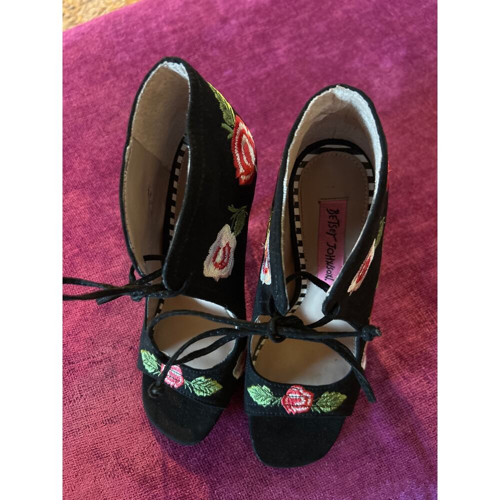 BETSEY JOHNSON Caroline Embroidered Heels Shoes COQUETTE ROMANTIC Size 5 Black - Picture 2 of 5